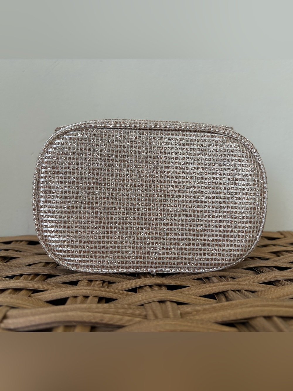 Dior Holiday 2025 cosmetic bag - Picture 2 of 7